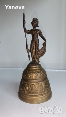 Бронзова, масивна камбана с Атина Палада ,богинята на мъдростта, стратегическата война и занаятите. 