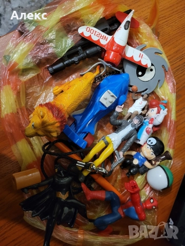 Подарявам детски играчки и фигурки