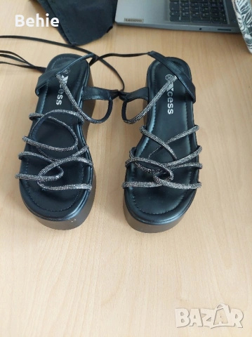 Елегантни черни сандали с висока подметка