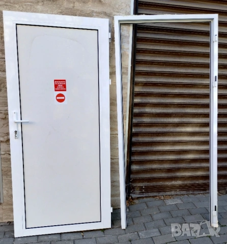 Продавам алуминиева интериорна врата 93см на 195см.