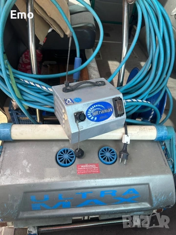 Робот за почистване на басени