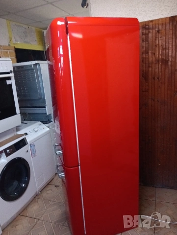 Като нов комбиниран хладилник с фризер Smeg ретро дизайн с две години гаранция!, снимка 6 - Хладилници - 53626777