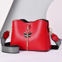 Дамска чантичка Butterfly Red, снимка 1 - Чанти - 45277707