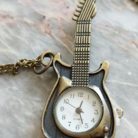 ПРОМОЦИЯ!!! Винтидж колие-часовник електрическа китара

, снимка 1 - Колиета, медальони, синджири - 45218715