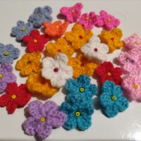 30 Цветя за декорация с мъниста ръчно плетени, снимка 1 - Декорация за дома - 45567380