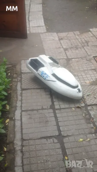 Лодка за захранка с автопилот ,безчетков двигател,литийонна батерия и дълбокомер, снимка 1