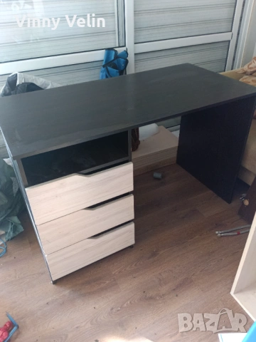 Бюро с чекмеджета 