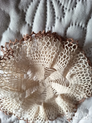 Битово каре ръчно бродирано на една кука Ф-15см, снимка 2 - Декорация за дома - 53917117