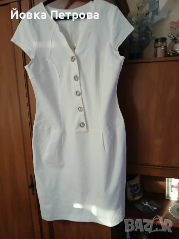 Продавам рокли средна дължина по 10 лв. всяка.