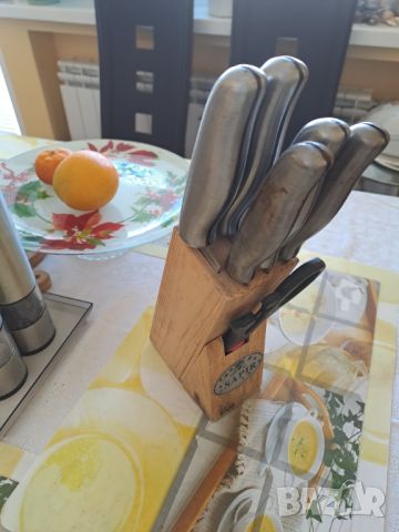 Комплект ножове с метални дръжки на дървена поставка, снимка 1 - Прибори за хранене, готвене и сервиране - 45949775