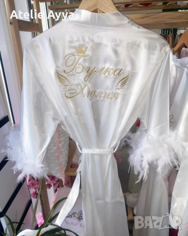 САТЕНЕН ХАЛАТ С БРОДЕРИЯ - опция за пера на ръкавите, снимка 4 - Нощници - 52159988