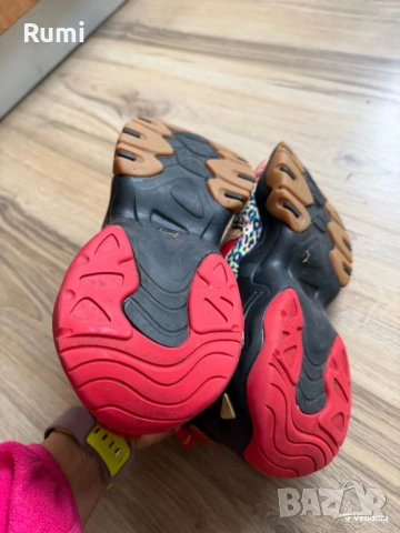 Оригинални шикозни маратонки Skechers Limited Edition! 39 н, снимка 9 - Дамски ежедневни обувки - 52344509