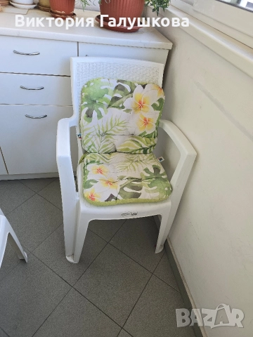 Пластмасова маса с 3 стола и табуретка, снимка 2 - Маси - 52955759