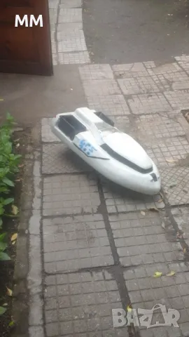 Лодка за захранка с автопилот ,безчетков двигател,литийонна батерия и дълбокомер