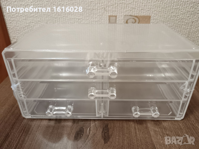 Голяма прозрачна кутия за бижута с 4 чекмеджета на три реда.
