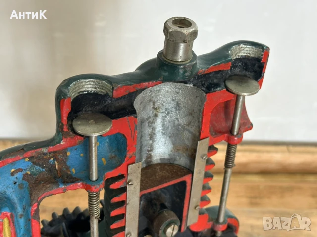 Соц Учебен Макет Модел на Двигател в Разрез, снимка 8 - Антикварни и старинни предмети - 51110858