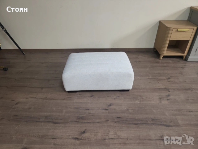 Светло сива табуретка от плат