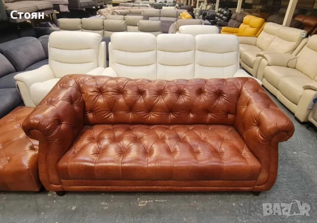 Кафяв кожен диван тройка и табуретка тип Честърфийлд, снимка 9 - Дивани и мека мебел - 50887344