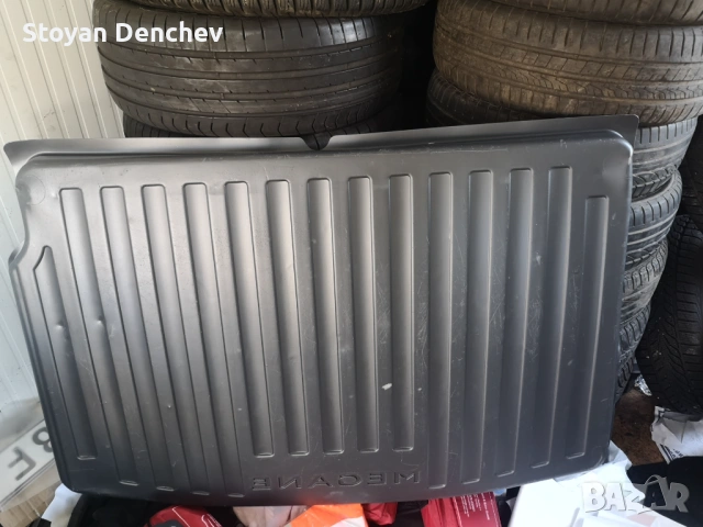 Стелка за багажник за рено меган 3 хечбег оригинална в безупречно състояние като нова!!! 