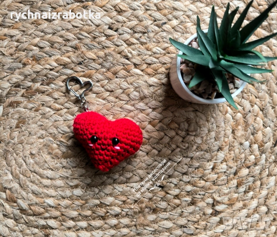 Плетен ключодържател Червено сърце, снимка 4 - Романтични подаръци - 54077418