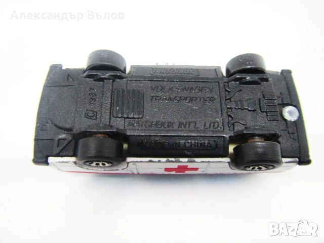 Метална количка Matchbox Volkswagen Transporter 1:62 Линейка, снимка 12 - Колекции - 53059445