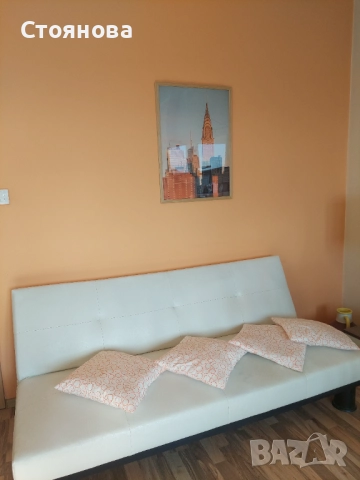 Разтегателен диван с бяла изкуствена кожа, снимка 2 - Дивани и мека мебел - 52832693