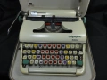 СТАРА РЕТРО ПОРТАТИВНА ПИШЕЩА МАШИНА OLYMPIA MONICA, снимка 1