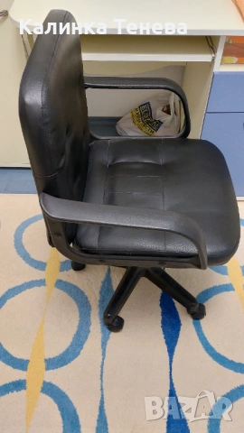 Кожен въртящ се стол