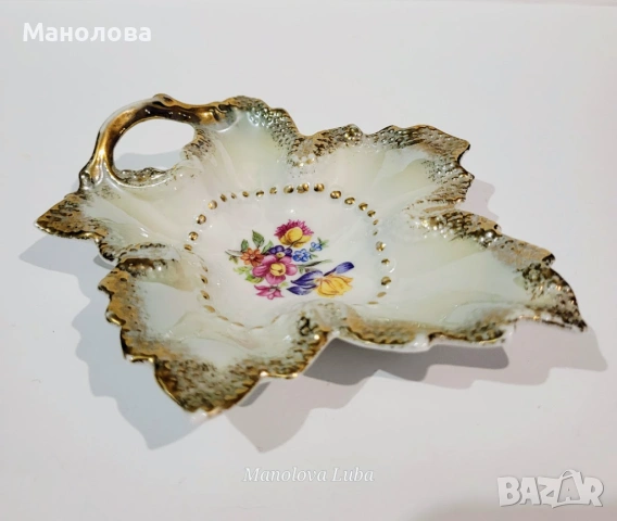 Баварска чинийка за дреболии (trinket dish)  във формата на листо