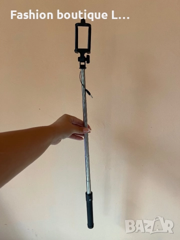 Селфи стик в черен цвят с бутон за снимане на дръжката 🖤 