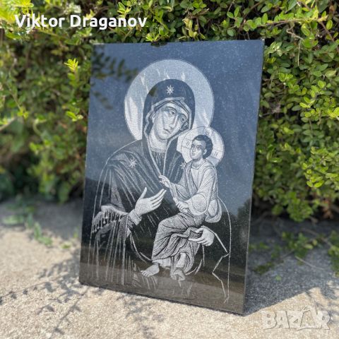 Гравирана икона Богородица с младенеца върху черен гранит за подарък, снимка 1 - Икони - 46382268