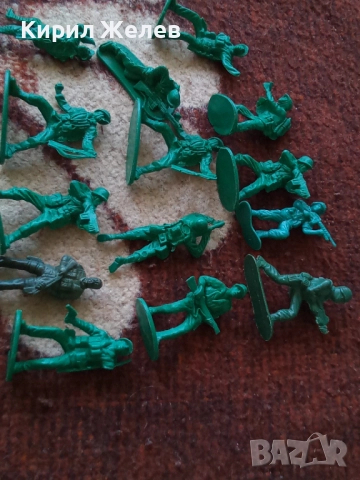 Войници пластмасови 12 броя 51736, снимка 8 - Колекции - 52105633