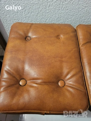 Стари антични табуретки изработени от естествена кожа и масивно дърво, снимка 5 - Столове - 50499998