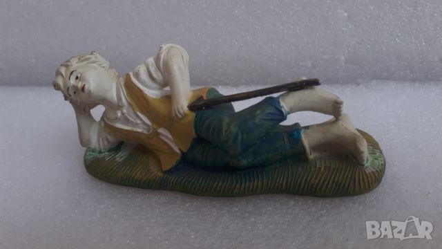 Статуйка на джентълмен, който лежи бос с бастунчето си, снимка 3 - Декорация за дома - 45751381