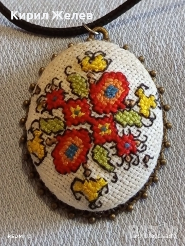МЕДАЛЬОН РЪЧНА ШЕВИЦА с ФЛОРАЛЕН МОТИВ ЧЕРВЕНИ и ЖЪЛТИ ЦВЕТЯ АВТОРСКО БИЖУ 52221, снимка 2 - Колиета, медальони, синджири - 52492559