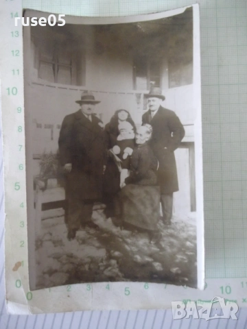 Снимка на двама мъже и две жени с дете пред къща стара
