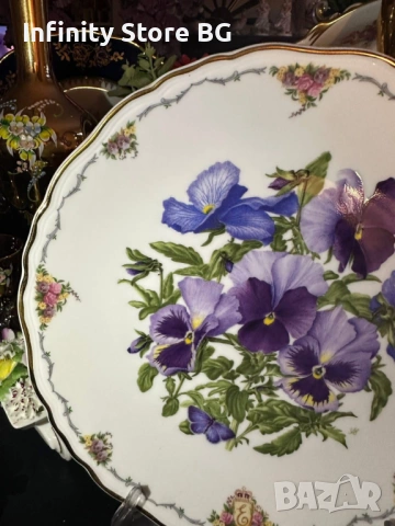 🌸✨ Royal Albert England – Плато “Теменужките” от лимитираната серия “Цветята на любовта” ✨🌸, снимка 2 - Антикварни и старинни предмети - 53465126