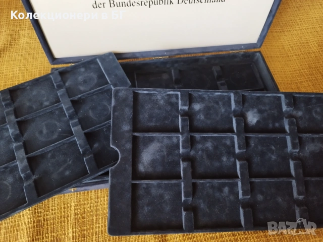 ГОЛЯМА ВЕЛУРЕНА КУТИЯ  ЗА СЪХРАНЕНИЕ НА МОНЕТИ, снимка 3 - Нумизматика и бонистика - 53457524