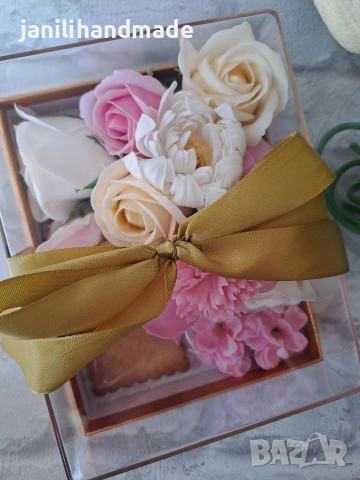 Кутия,рози,цветя пластичен сапун, бал,меденки, снимка 3 - Подаръци за жени - 53797031