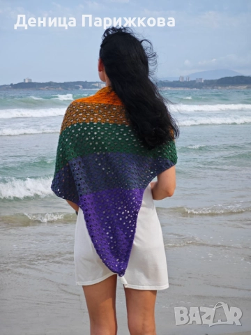 Ръчно плетен триъгълен шал наметка с ресни "Горски полъх", снимка 4 - Шалове - 52771398