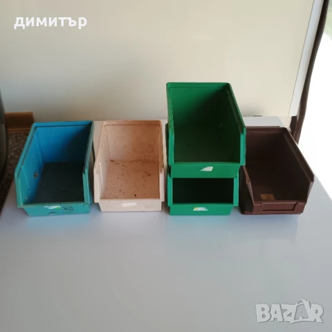 Пластмасови контейнери.