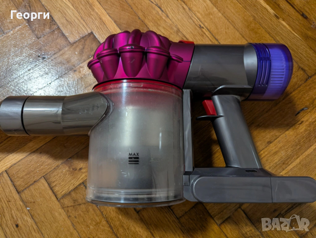 Продавам отлична прахосмукачка Dyson V8 с добра батерия и аксесоари, снимка 3 - Прахосмукачки - 52776474