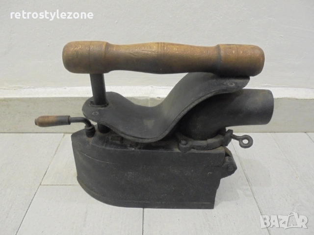 № 8526 Стара чугунена ютия на жар – ДВФ Казанлък – масивна, с комин и клапа, колекционерска