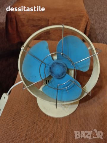Малък ретро вентилатор, работещ., снимка 2 - Вентилатори - 46345452