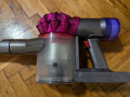 Продавам отлична прахосмукачка Dyson V8 с добра батерия и аксесоари, снимка 3