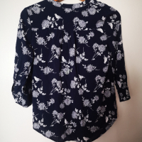 Нова дамска тъмно синя блуза S размер с бели птичета и цветя, снимка 2 - Корсети, бюстиета, топове - 45061491