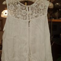 Ефирна дамска блуза апликирана с красива плетена дантела., снимка 2 - Корсети, бюстиета, топове - 45568291