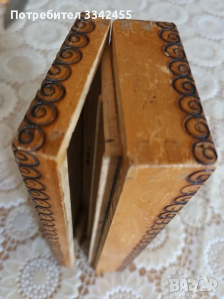 Дървен, лакиран и пирографиран пинал, снимка 1