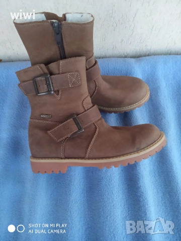 Непропускливи ботуши номер 36.