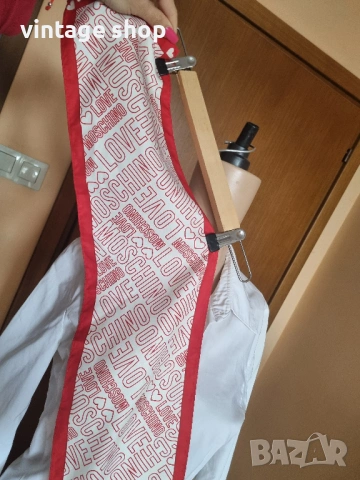 Копринен шал(фишу) на бранда Love Moschino, снимка 7 - Шалове - 53929383